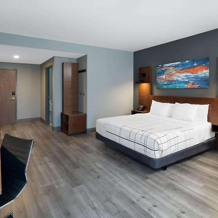 La Quinta Inn & Suites By Wyndham Louisville Ne - Old Henry Rd Kültér fotó