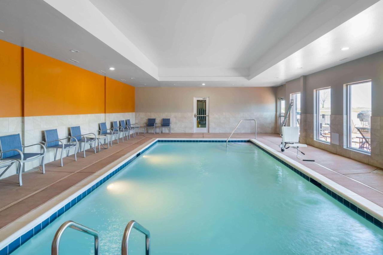 La Quinta Inn & Suites By Wyndham Louisville Ne - Old Henry Rd Kültér fotó