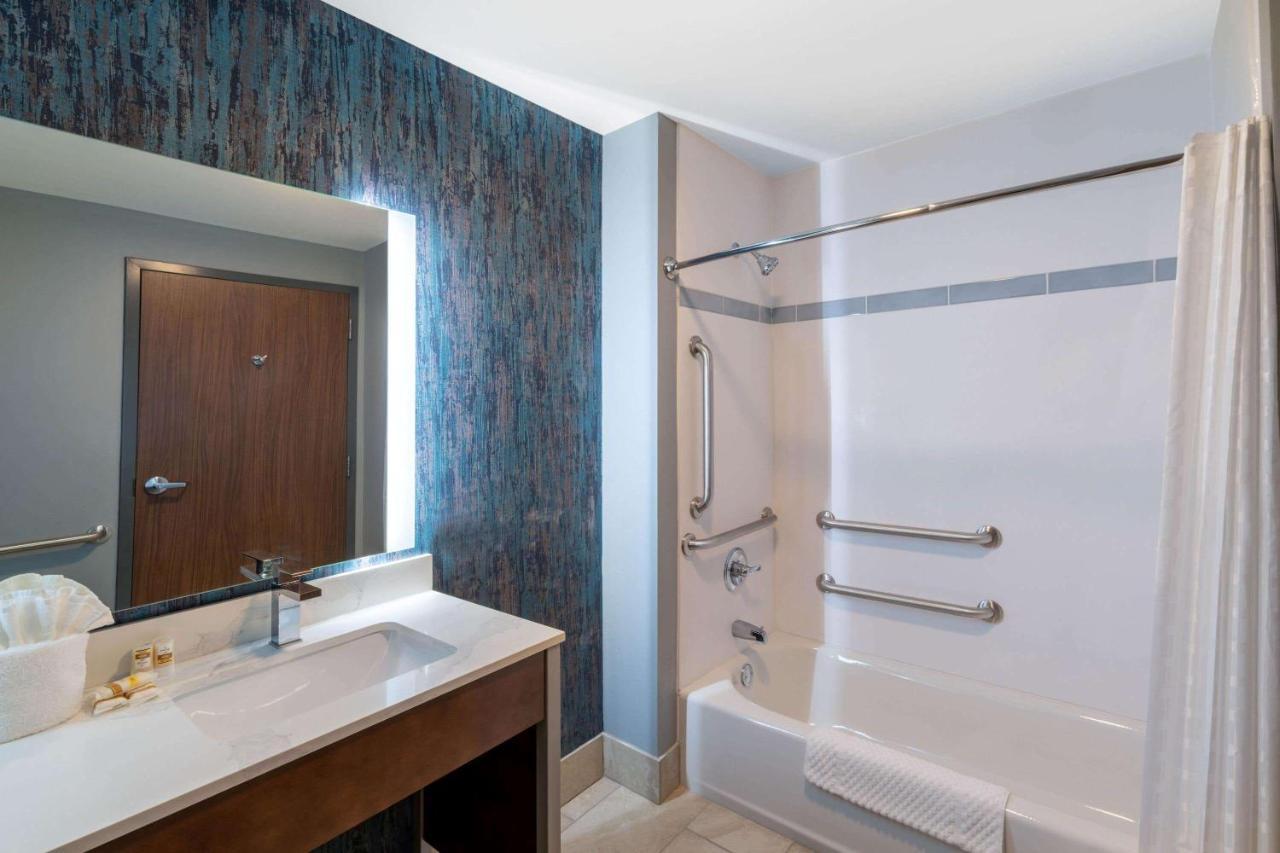 La Quinta Inn & Suites By Wyndham Louisville Ne - Old Henry Rd Kültér fotó