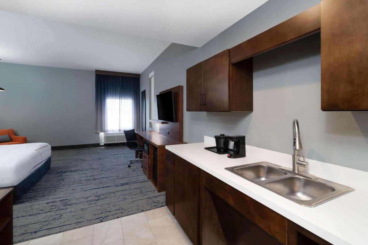 La Quinta Inn & Suites By Wyndham Louisville Ne - Old Henry Rd Kültér fotó