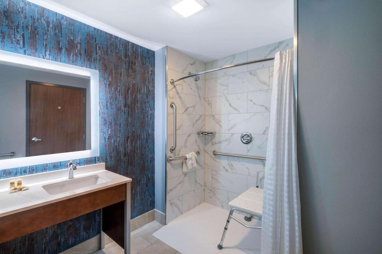 La Quinta Inn & Suites By Wyndham Louisville Ne - Old Henry Rd Kültér fotó