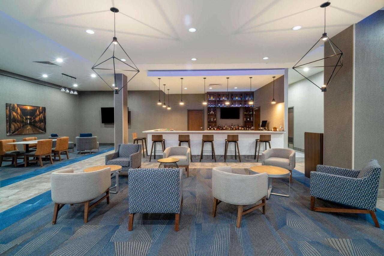 La Quinta Inn & Suites By Wyndham Louisville Ne - Old Henry Rd Kültér fotó